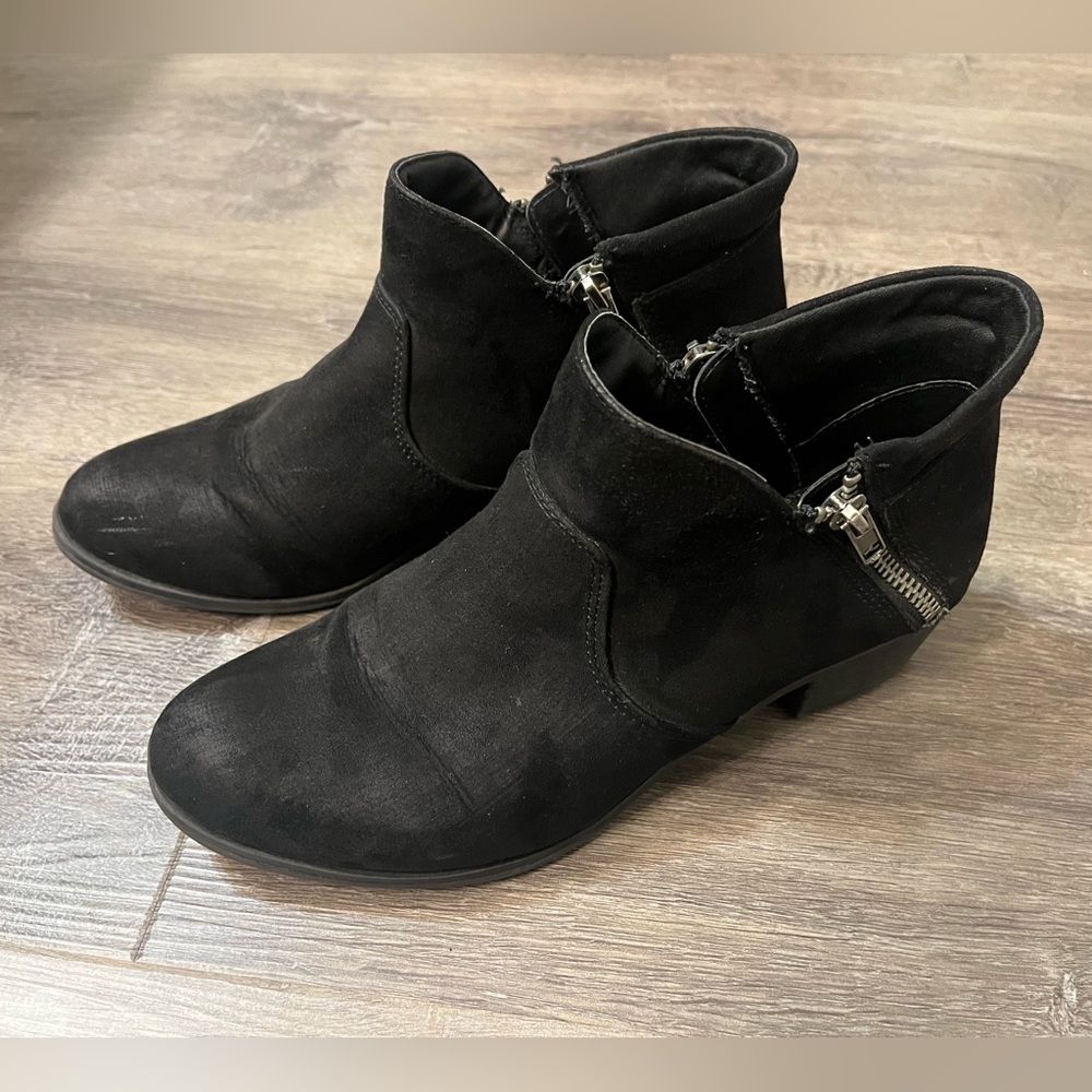 Women’s Black American Rag Size 7 1/2 Ankle Boots with Small Lift Heel Zippers